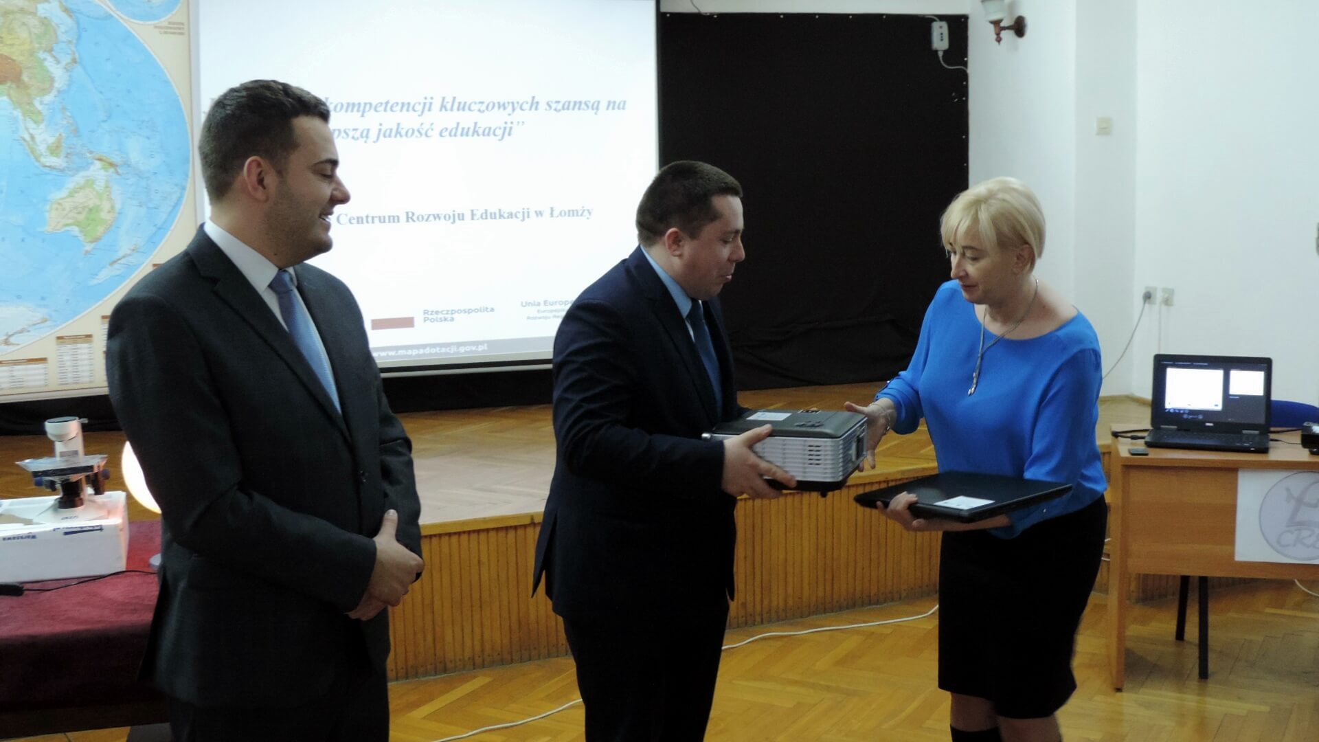 Kolejne pomoce naukowe trafiły do łomżyńskich szkół