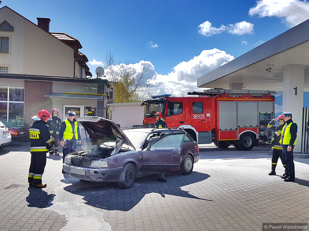 Na stacji benzynowej w Łomży zapalił się samochód - udało się ugasić ogień