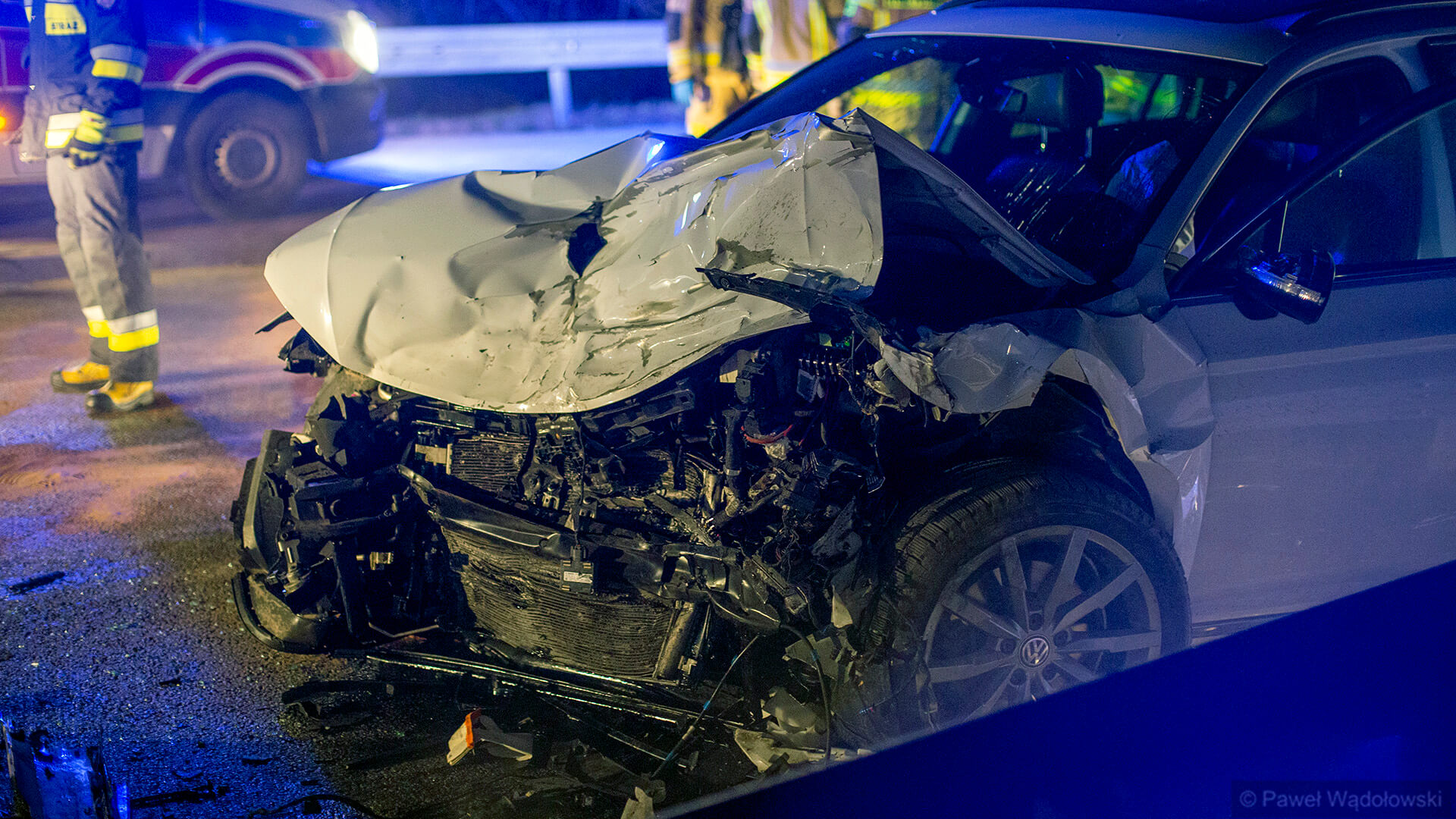 Nastolatek doprowadził do czołowego zderzenia dwóch aut na moście Hubala w Łomży