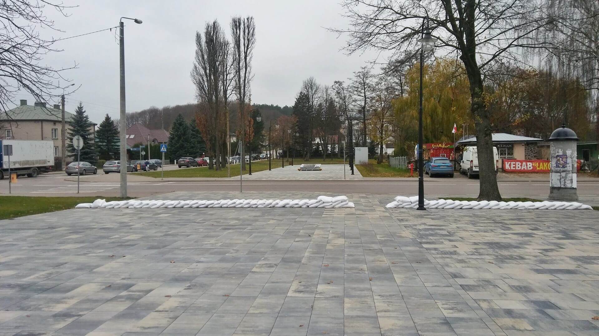 W centrum Dąbrowy Białostockiej ułożono worki z piaskiem - mają chronić przed zalaniem drogi