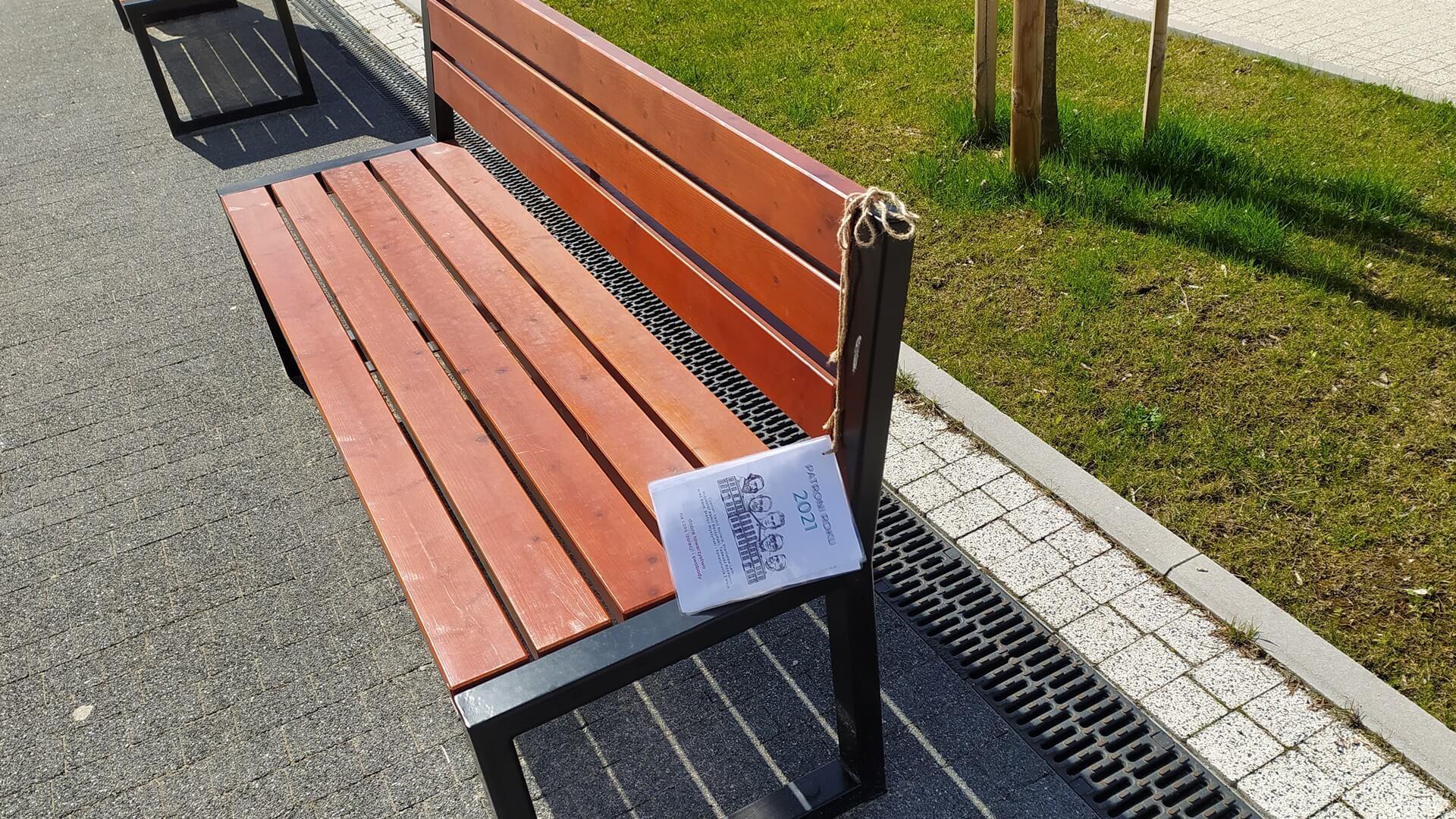 Ławeczki z książkami w Choroszczy - można poczytać dzieła m.in. Norwida czy Różewicza