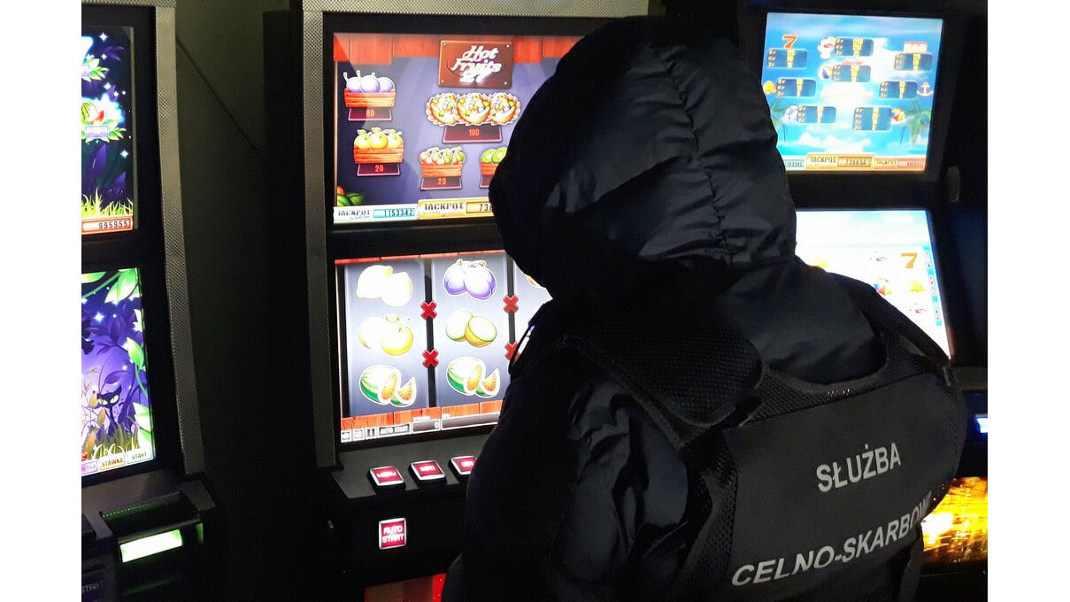 Nielegalne automaty do gier zabezpieczyli funkcjonariusze w Łomży