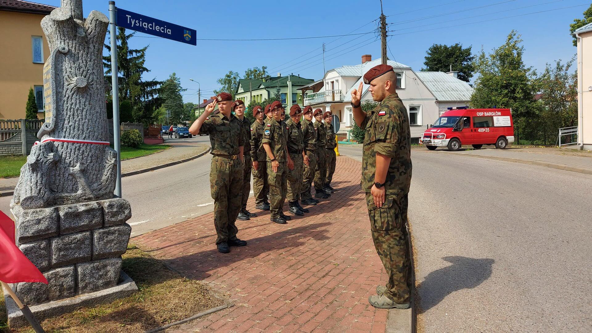 Członkowie POW idą szlakiem powstania sejneńskiego