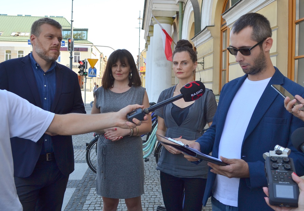 W Podlaskiem brakuje publicznej opieki ginekologicznej - mówili o tym w Suwałkach działacze partii Razem