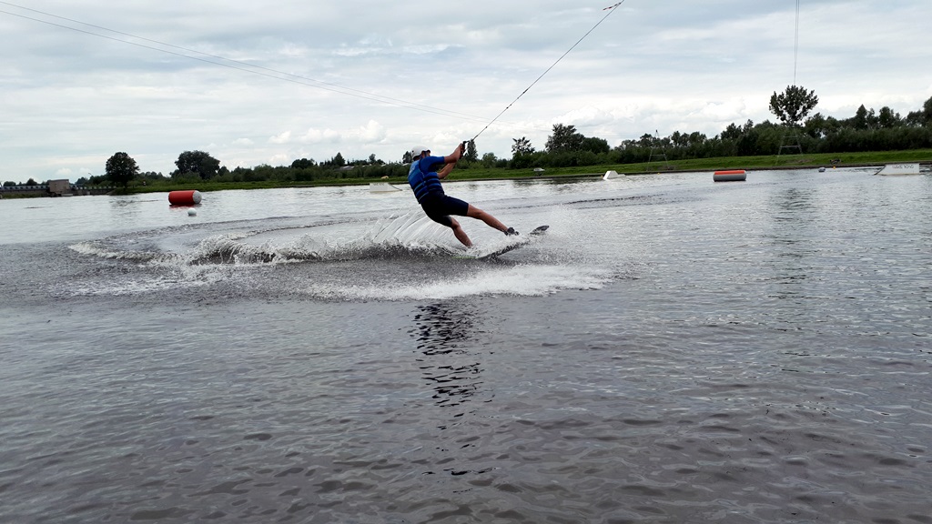 Najprawdopodobniej jeszcze w tym sezonie na wyciągu nart wodnych w Augustowie powstanie pływająca kładka