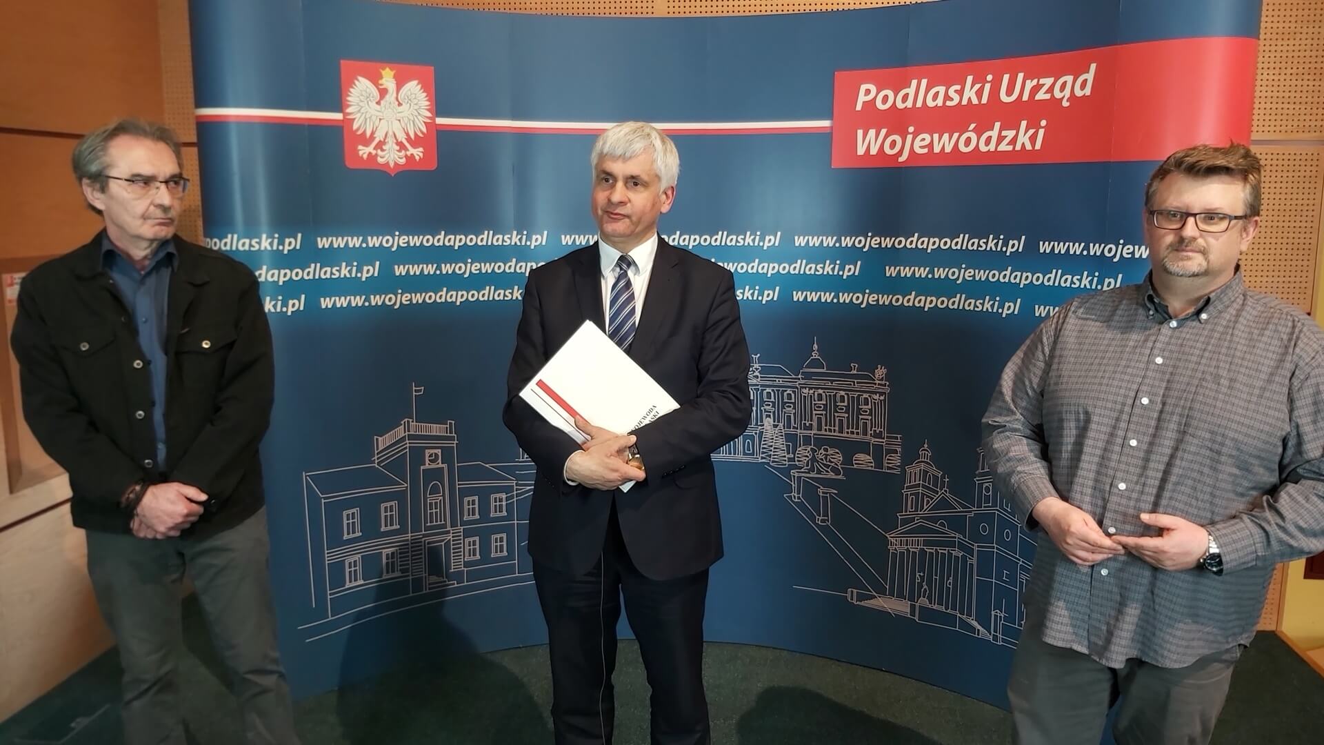 Wojewoda podlaski nagrodził finansowo operatorów numeru alarmowego, którzy pomogli uratować 7-letnią dziewczynkę