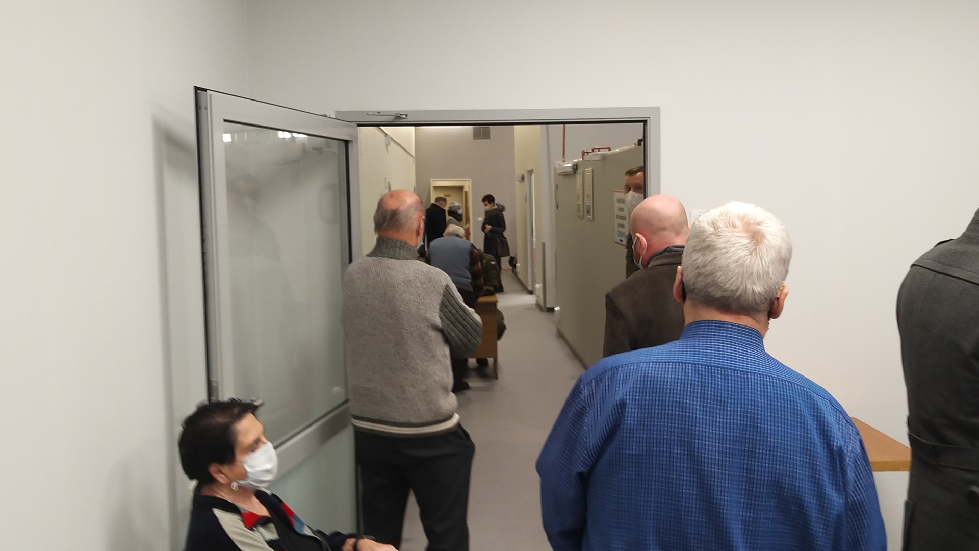 Rozpoczęły się szczepienia seniorów przeciw COVID-19