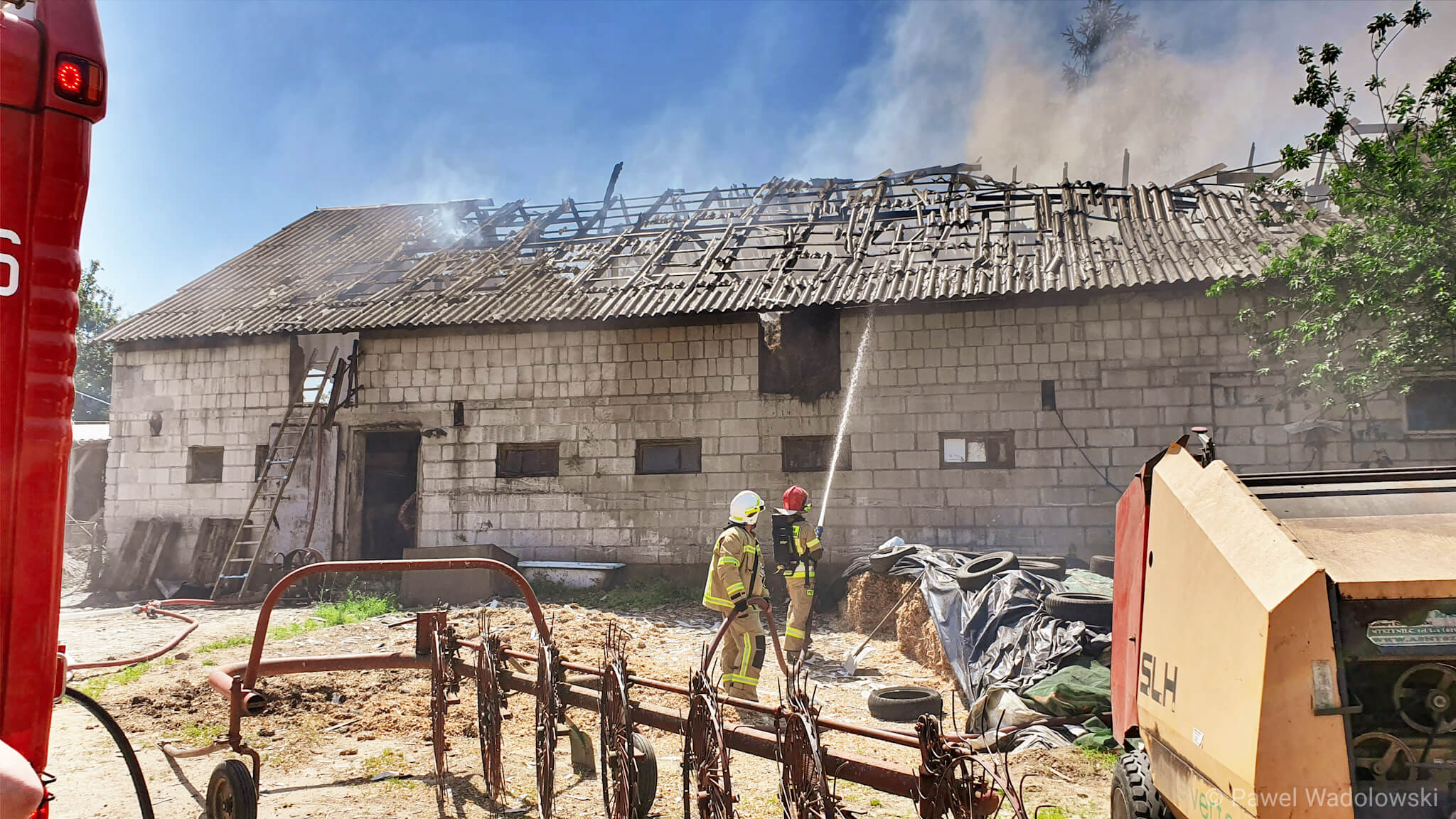 Strażacy gasili pożar budynków gospodarczych w Siemieniu Nadrzecznym koło Łomży