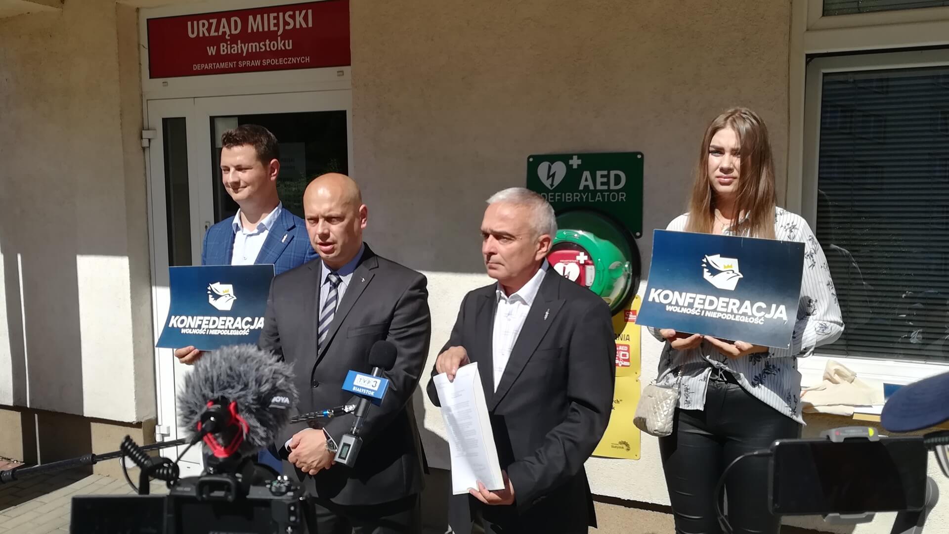 Działacze Konfederacji kierują pytania do pełnomocnika prezydenta Białegostoku ds. równego traktowania