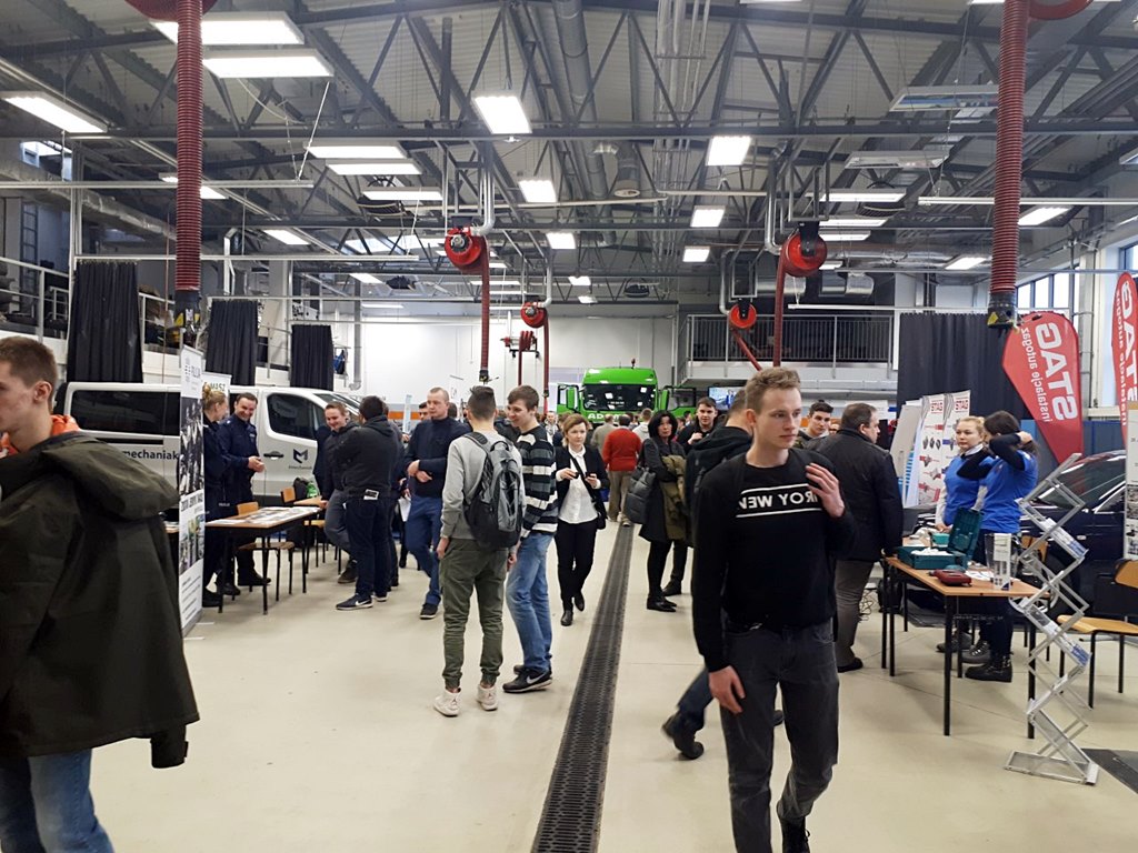 Uczniowie zapoznają się z ofertami firm - Giełda Pracy w białostockim "Mechaniaku"