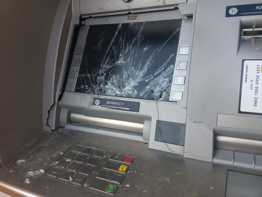 Policja szuka sprawców, którzy zniszczyli dwa bankomaty