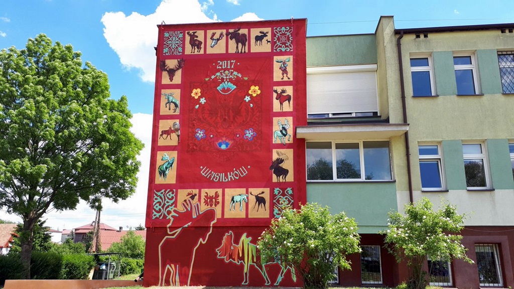 Nowy mural w Wasilkowie - na ścianie przychodni jest kilkanaście łosi