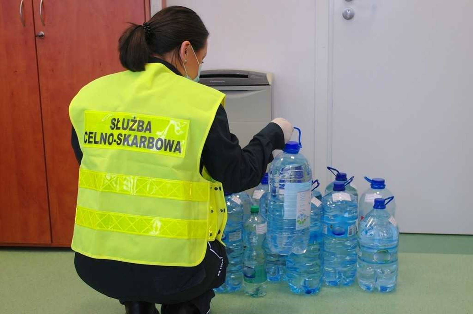 Podlaska KAS zabezpieczyła nielegalny alkohol i aparaturę do jego produkcji