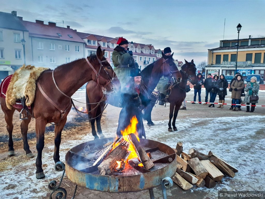 Pokazy powstańców na koniach w centrum miasta