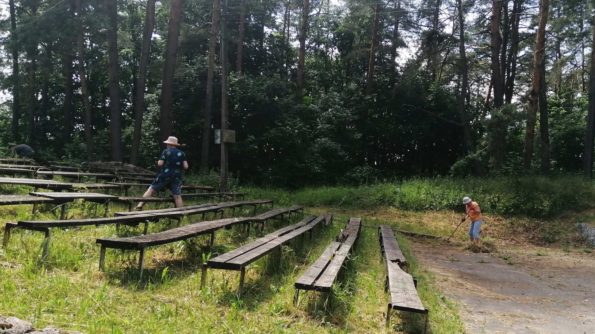 Mieszkańcy Dąbrowy Białostockiej porządkowali teren nieopodal miejskiego szpitala
