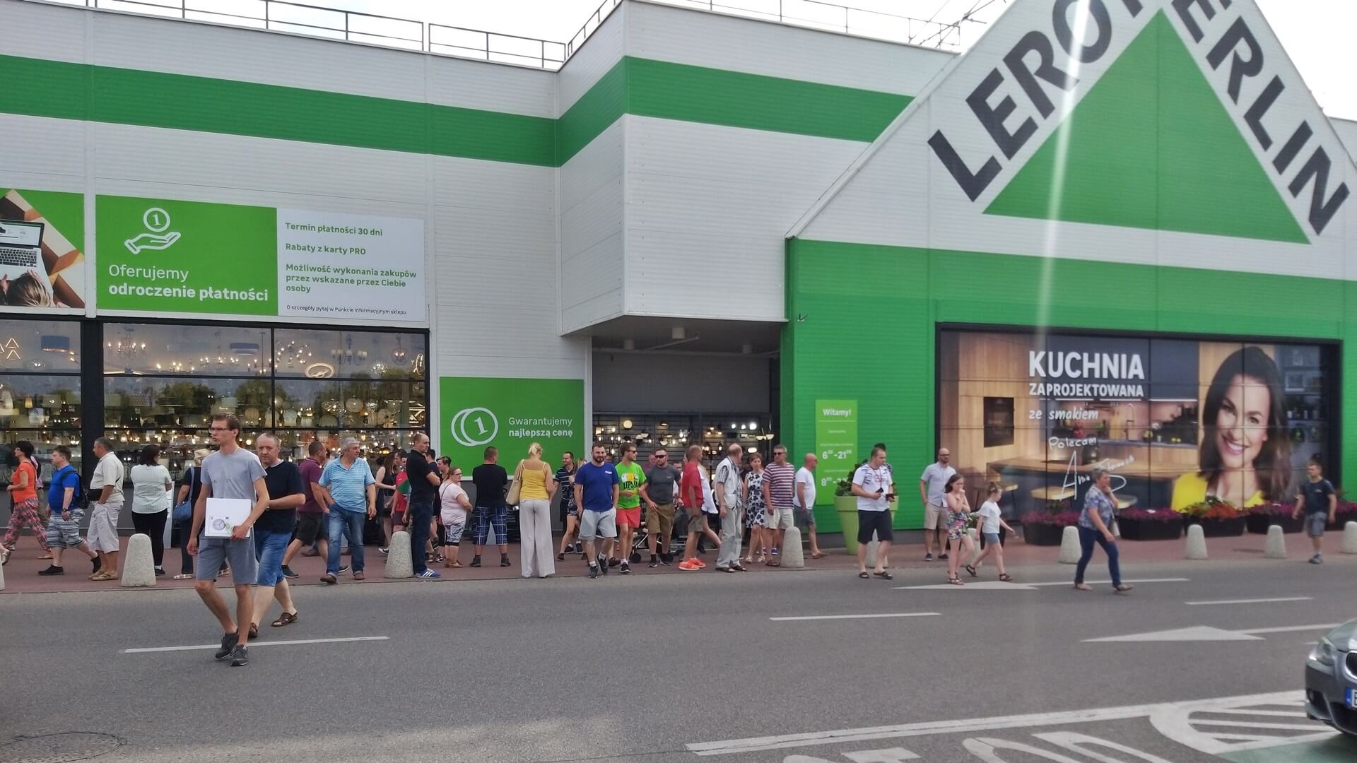 Fałszywy alarm pożarowy w białostockim hipermarkecie – ewakuowano ponad 100 osób