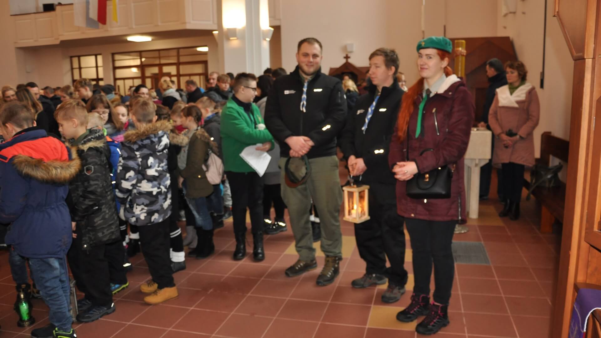 Suwalscy harcerze przekazali mieszkańcom Betlejemskie Światło Pokoju