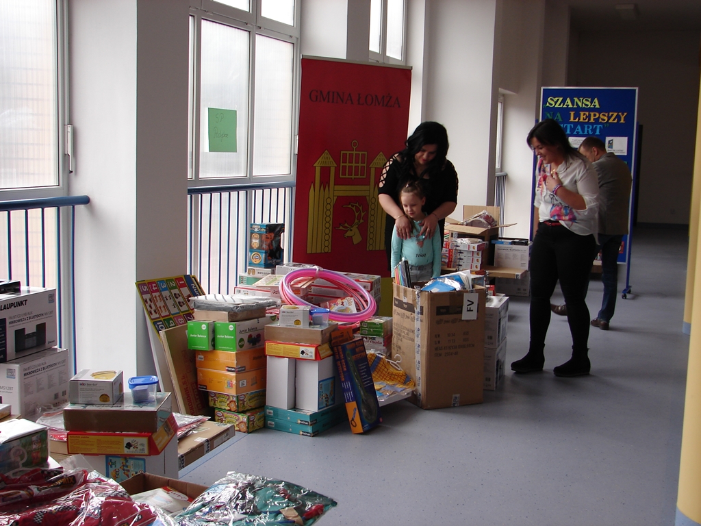 Trzy szkoły w gminie Łomża otrzymały pomoce do nauki i zabawki
