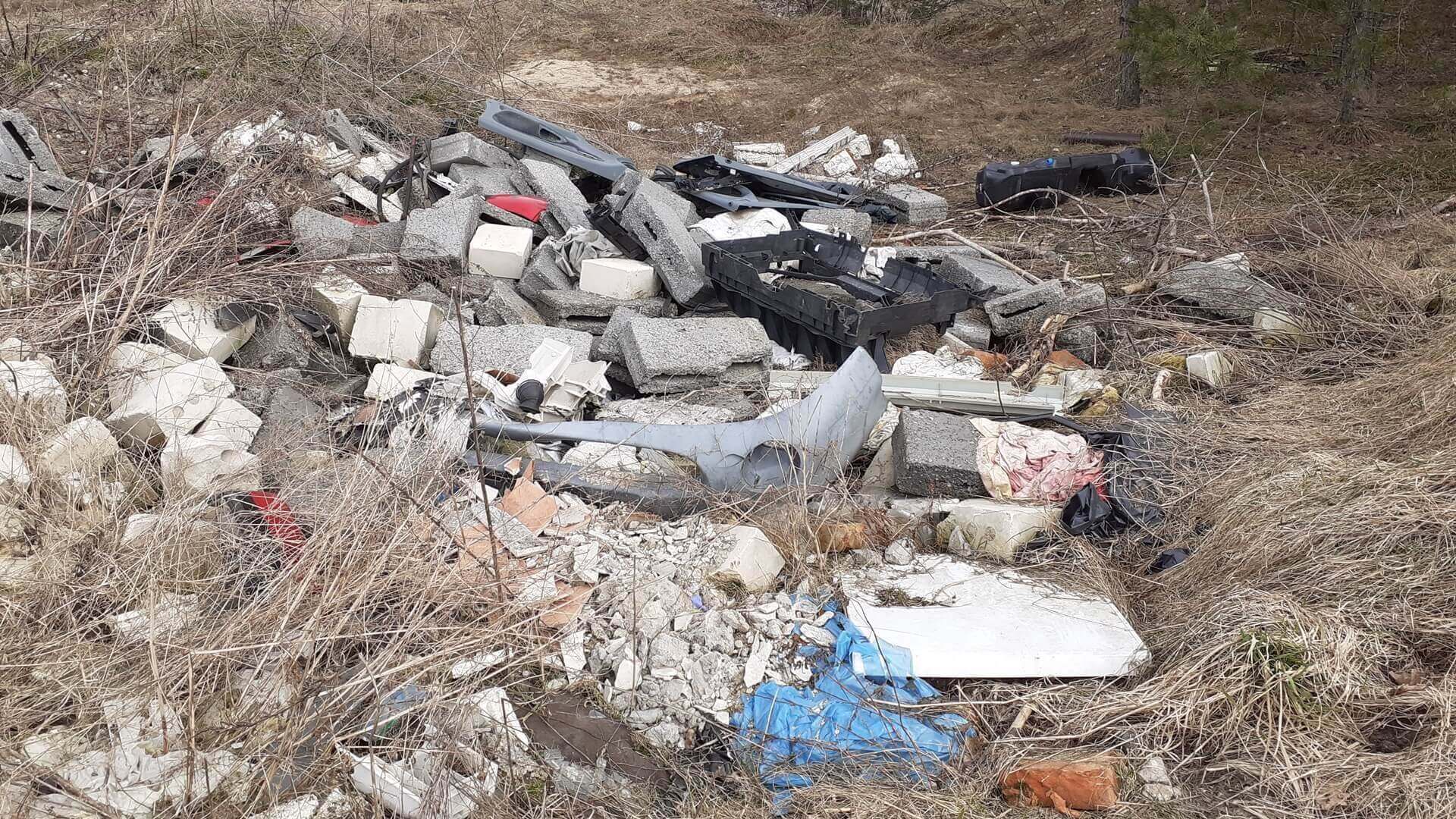 Na jednej z działek w Jurowcach niedaleko Wasilkowa jest dzikie wysypisko śmieci