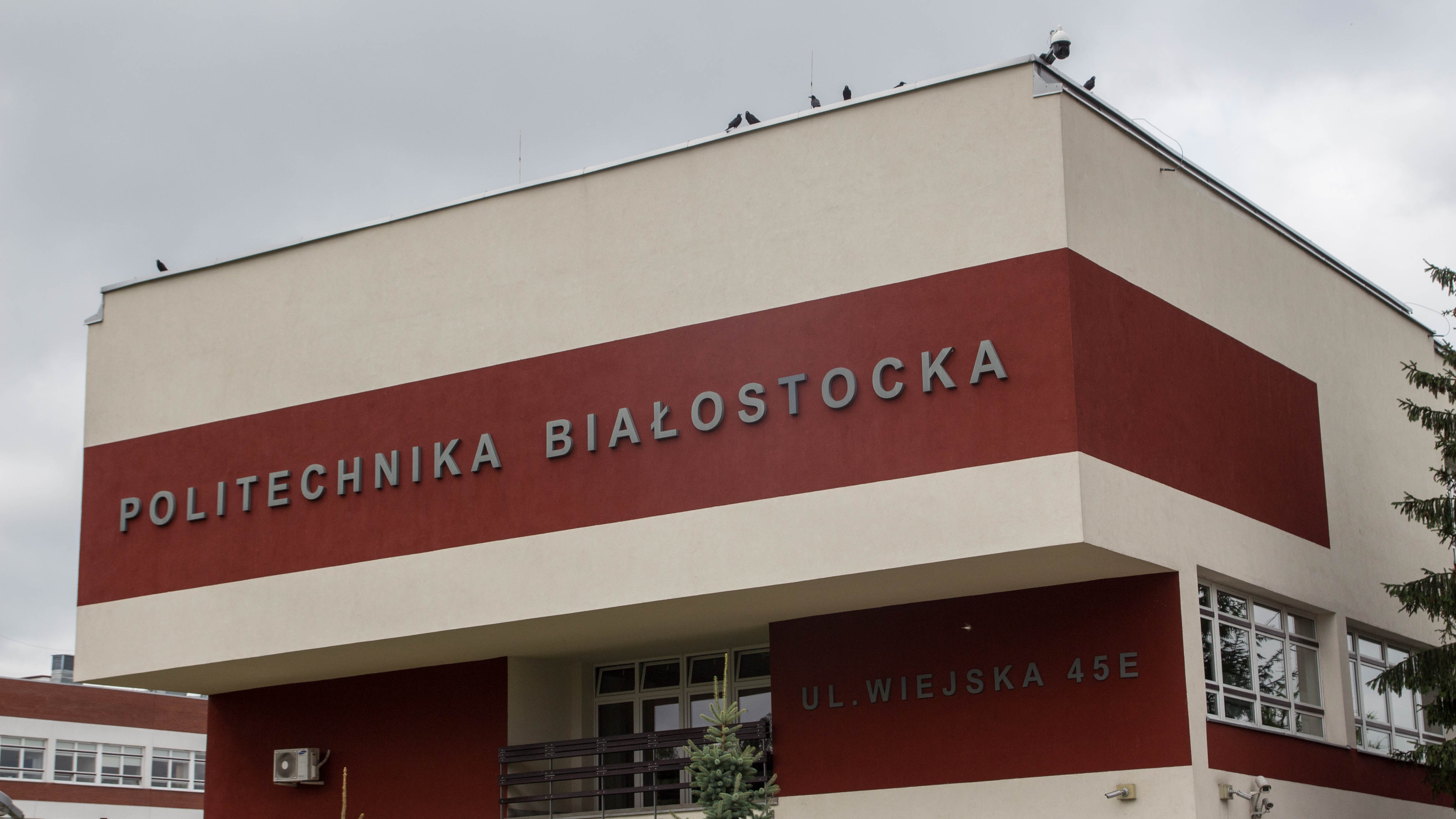 Politechnika Białostocka wsparła medyków przyłbicami i łącznikami do masek