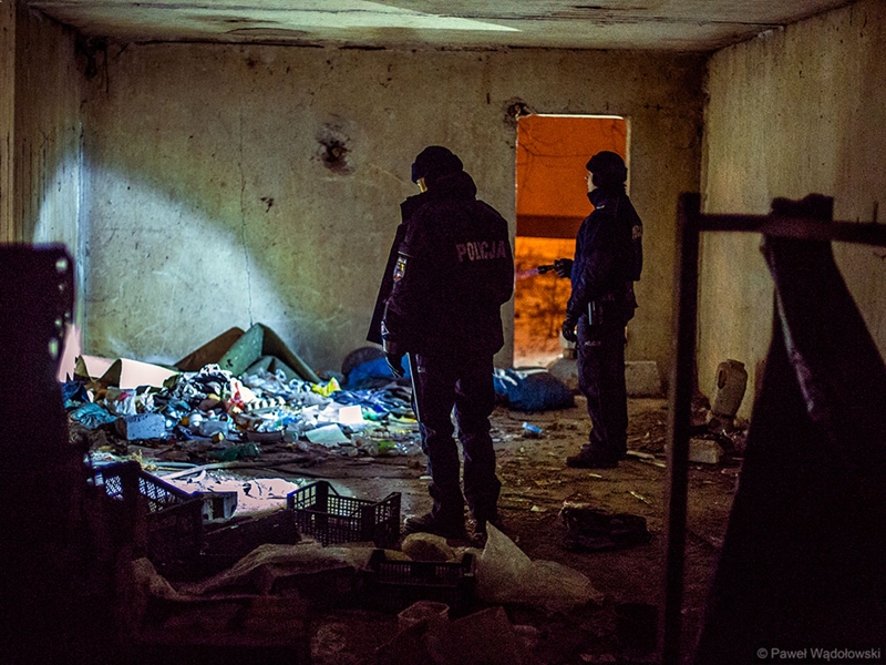 Łomża:  Policjanci podczas patroli sprawdzają pustostany [film]