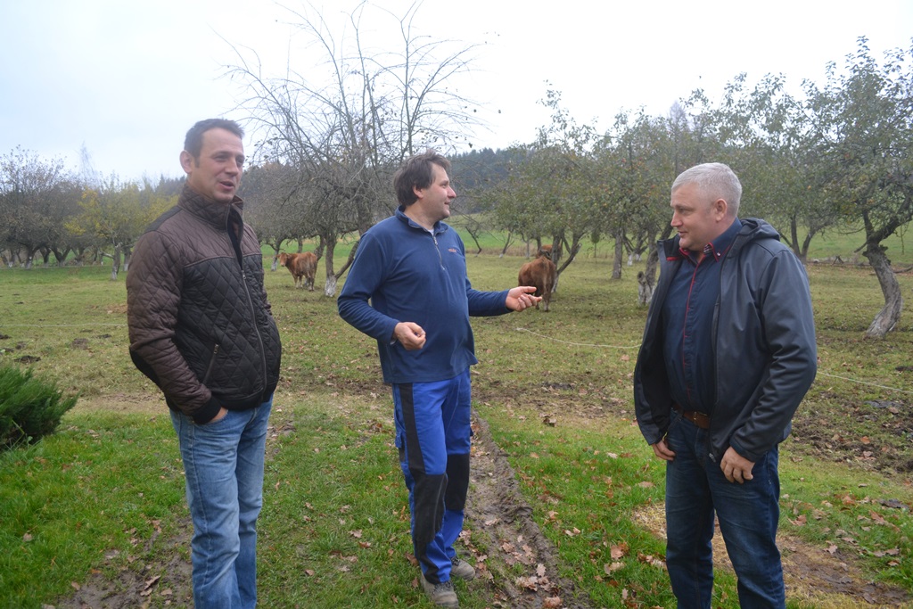Rolnicy z gminy Raczki zwrócą się o pomoc do premier Beaty Szydło ws. budowy gazociągu na ich polach