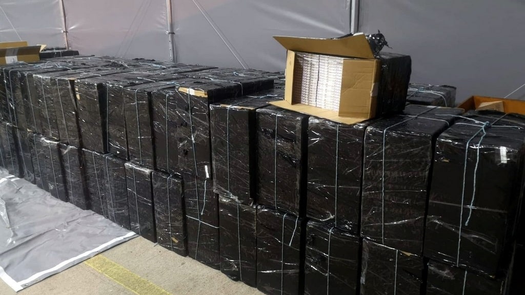 Funkcjonariusze podlaskiej KAS udaremnili przemyt papierosów w kontenerze pociągu towarowego