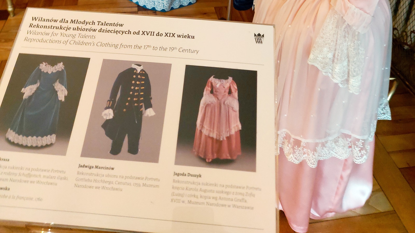 Wystawa rekonstrukcji ubiorów dziecięcych w Muzeum Wnętrz Pałacowych w Choroszczy