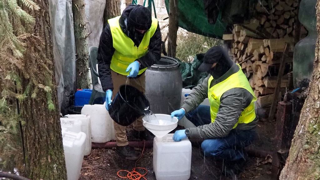 Białostoccy funkcjonariusze KAS zlikwidowali "mobilną bimbrownię" w okolicach Gródka