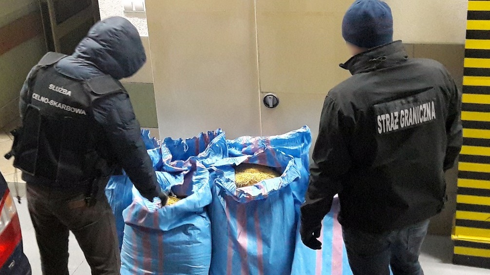Funkcjonariusze KAS i straży granicznej zatrzymali transport nielegalnego tytoniu