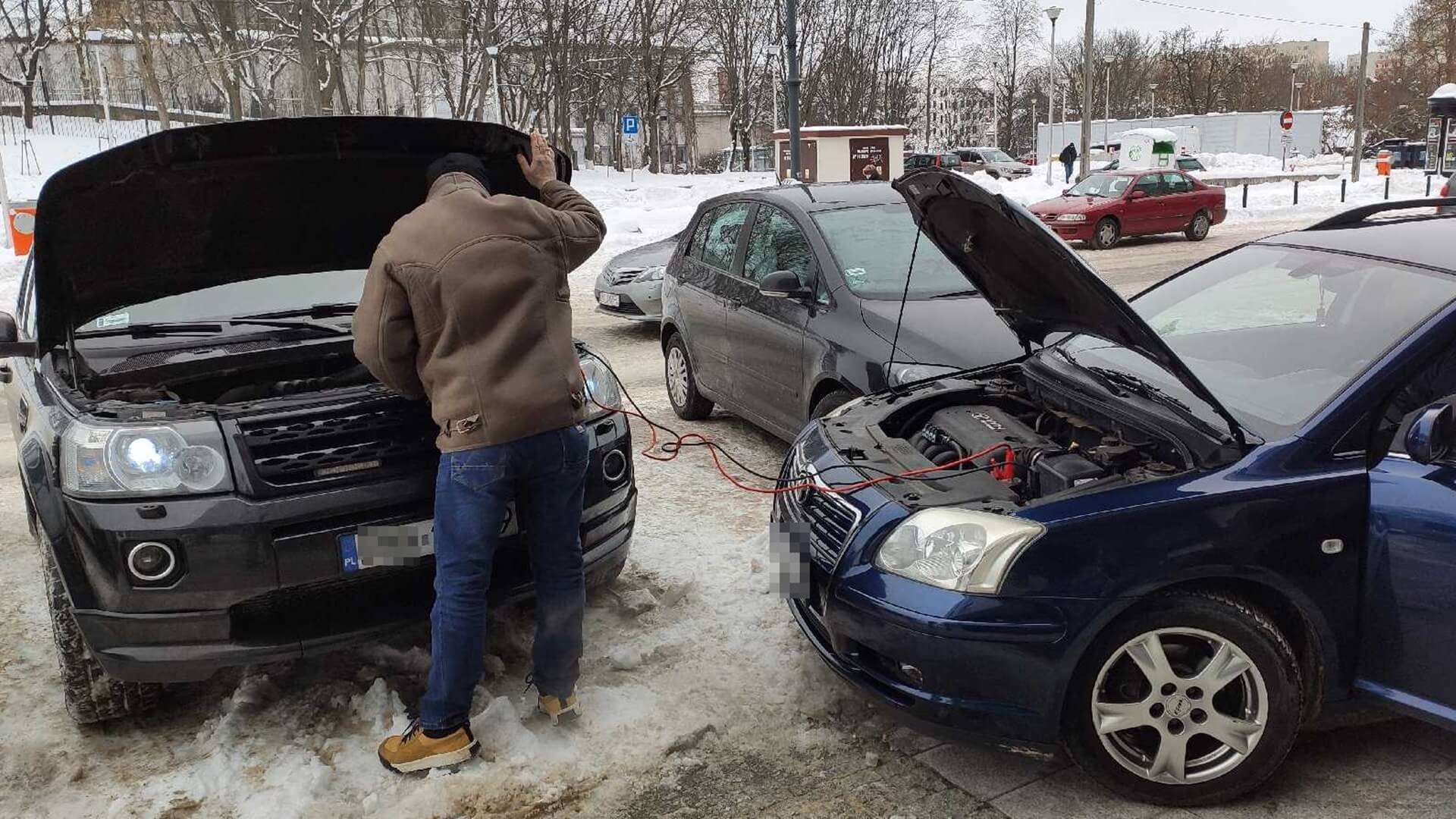 Kierowcy z facebookowej grupy Kolizyjne Podlasie oferują darmową pomoc przy zimowych awariach