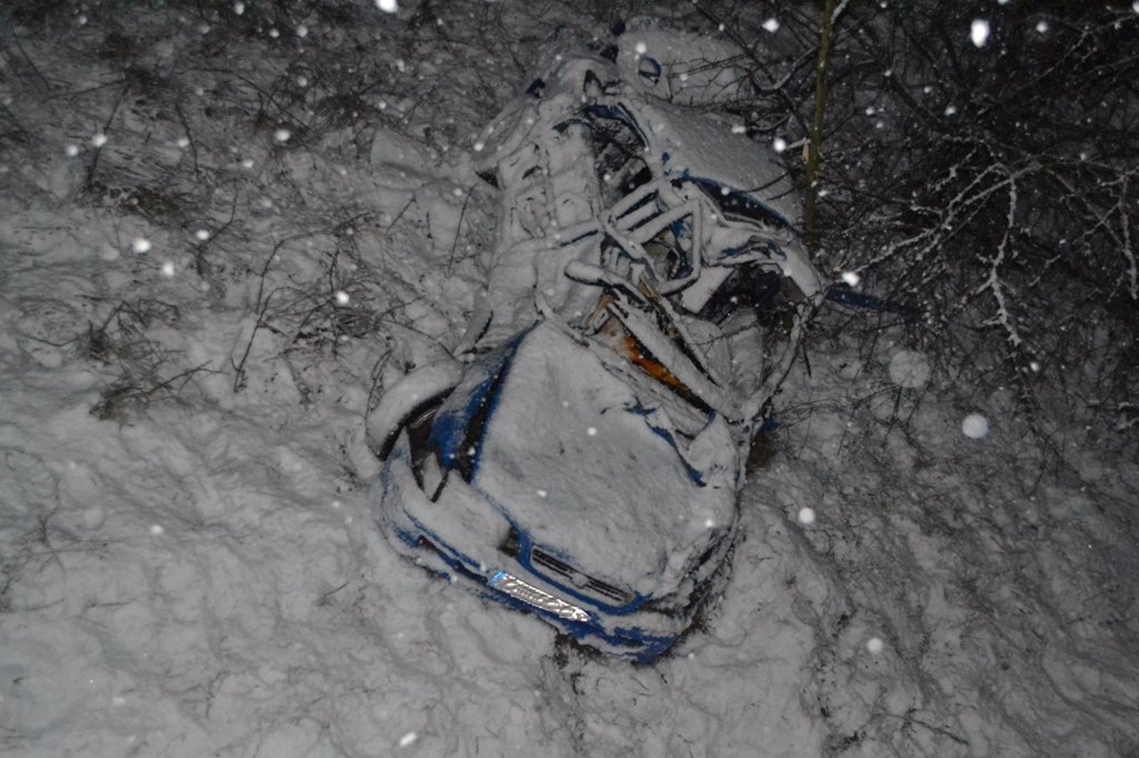 Zderzenie auta z pociągiem na przejeździe kolejowym w Rudnikach - 2 osoby ranne