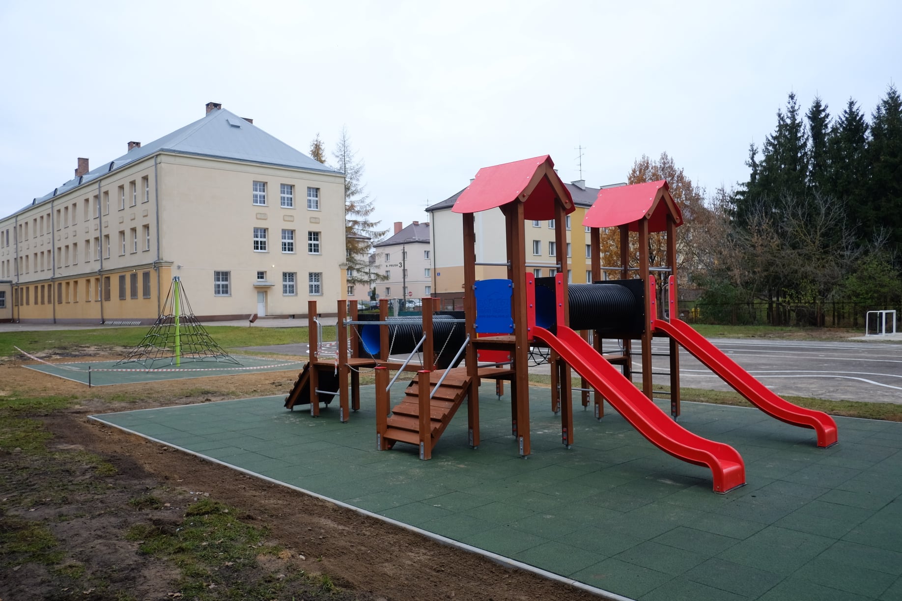 W gminie Czarna Białostocka powstał rekreacyjny plac - wybudowano też siłownię pod chmurką