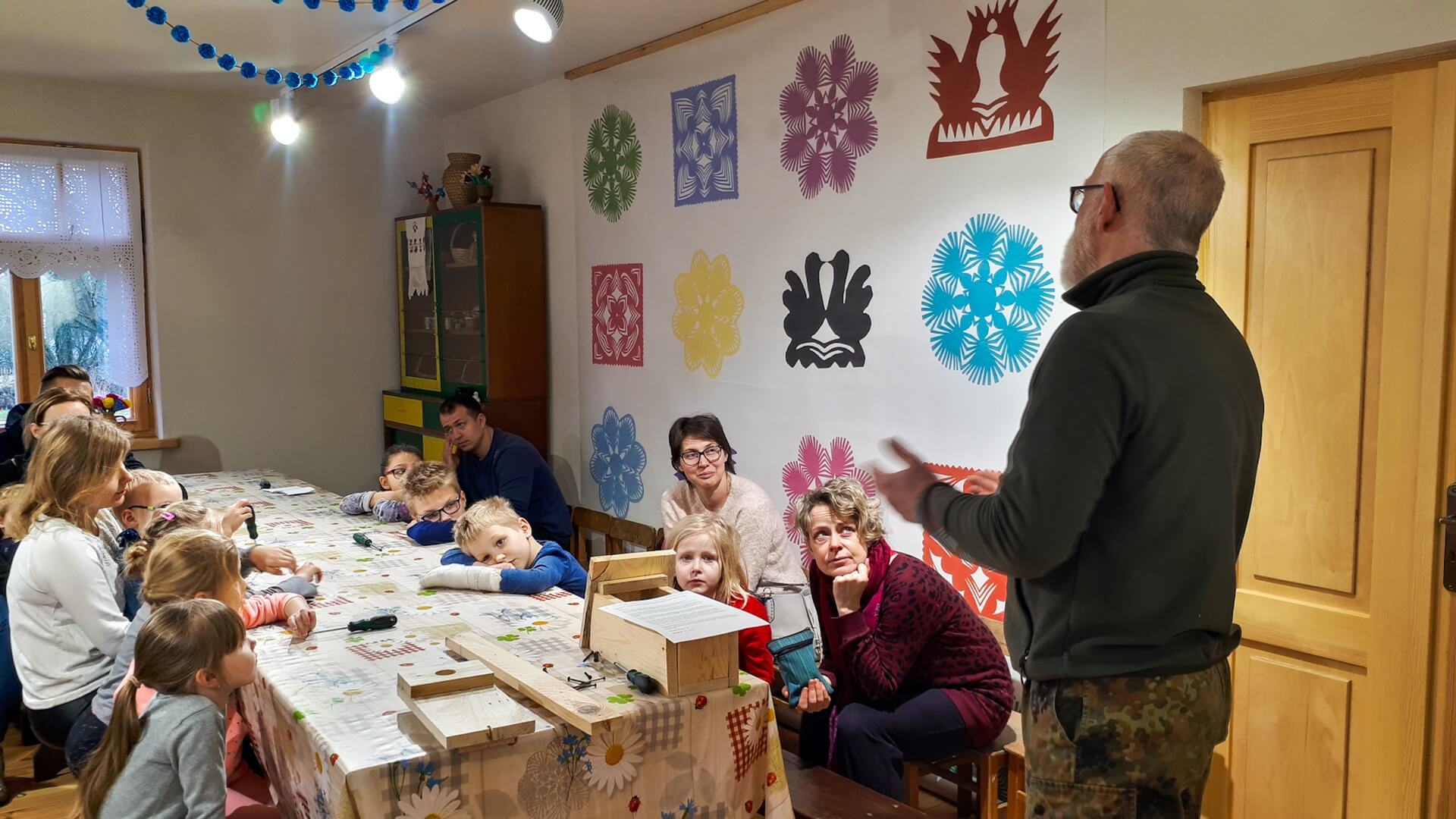 Dzieci z pomocą rodziców przygotowały budki lęgowe dla ptaków - Rodzinna Niedziela w Skansenie