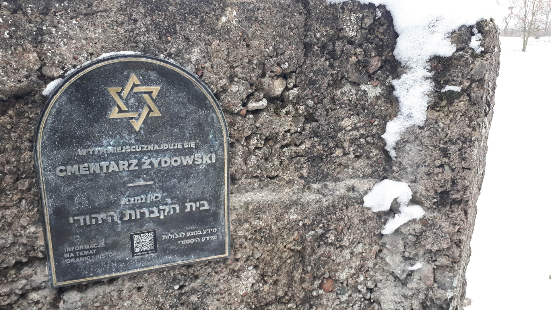 Na ogrodzeniu cmentarza żydowskiego w Tykocinie zawisła specjalna tablica