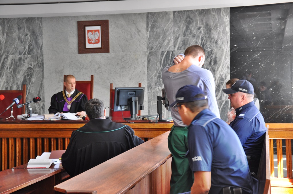 21-latek groził nastolatce bronią – sąd skazał go na 2 lata więzienia