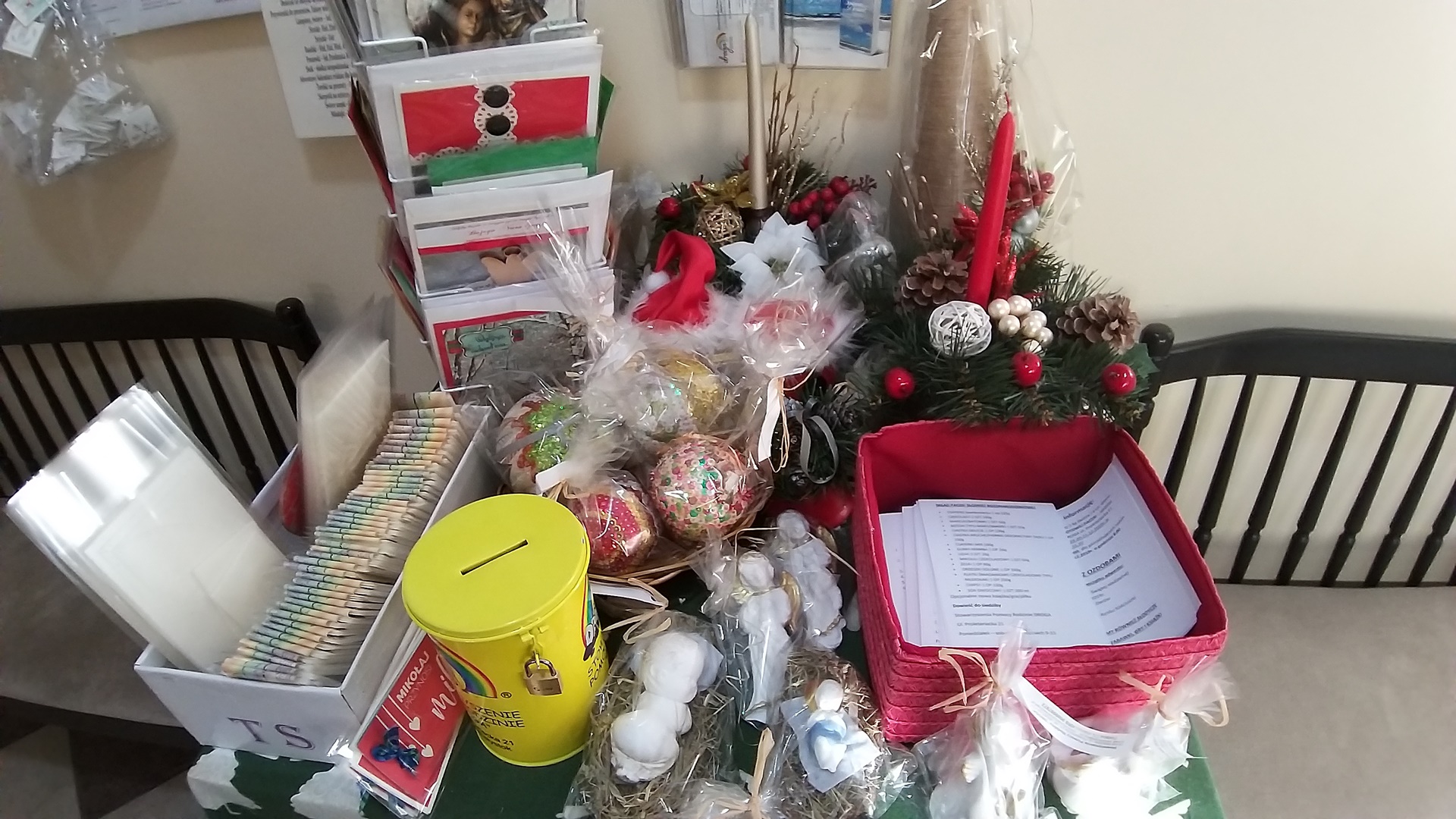 Wolontariusze białostockiego Stowarzyszenia "Droga" przygotowują świąteczne paczki