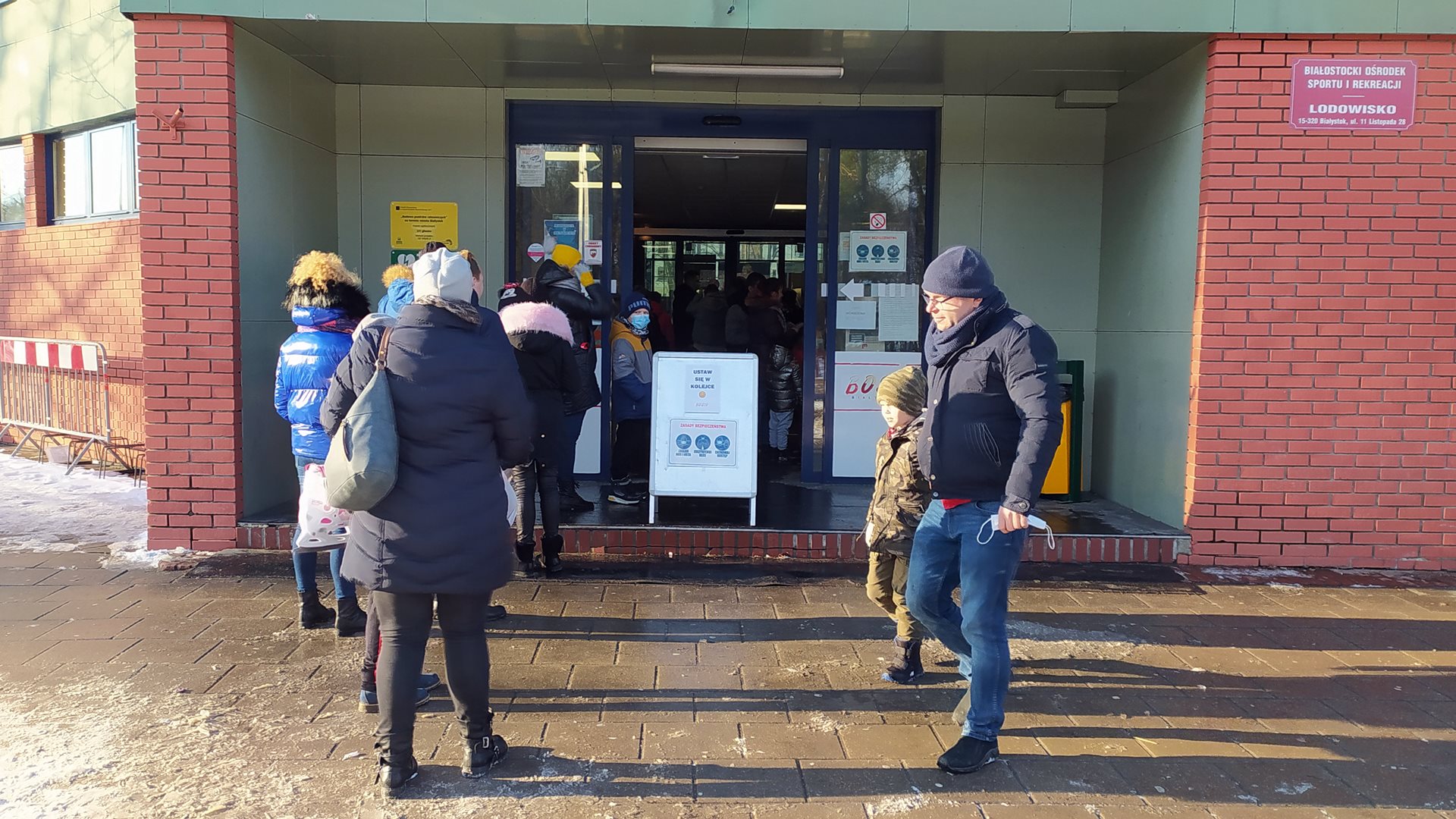 Białostoczanie chętnie korzystają z lodowiska - przed wejściem trzeba poczekać w kolejce
