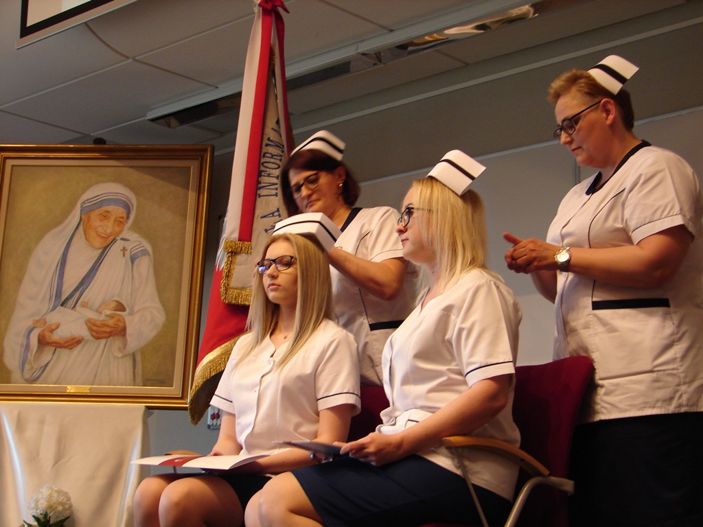 Prawie 50 łomżyńskich studentów pielęgniarstwa odebrało swoje czepki