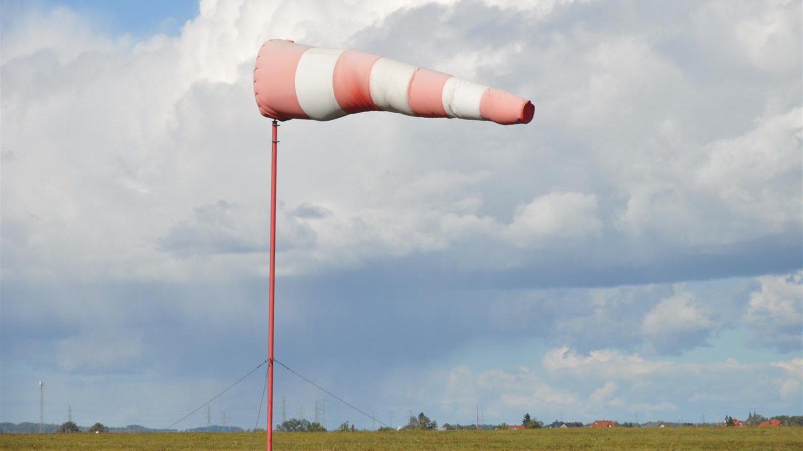 Kolejne trzy miliony złotych przeznaczyli podlascy radni na budowę lotniska w Suwałkach