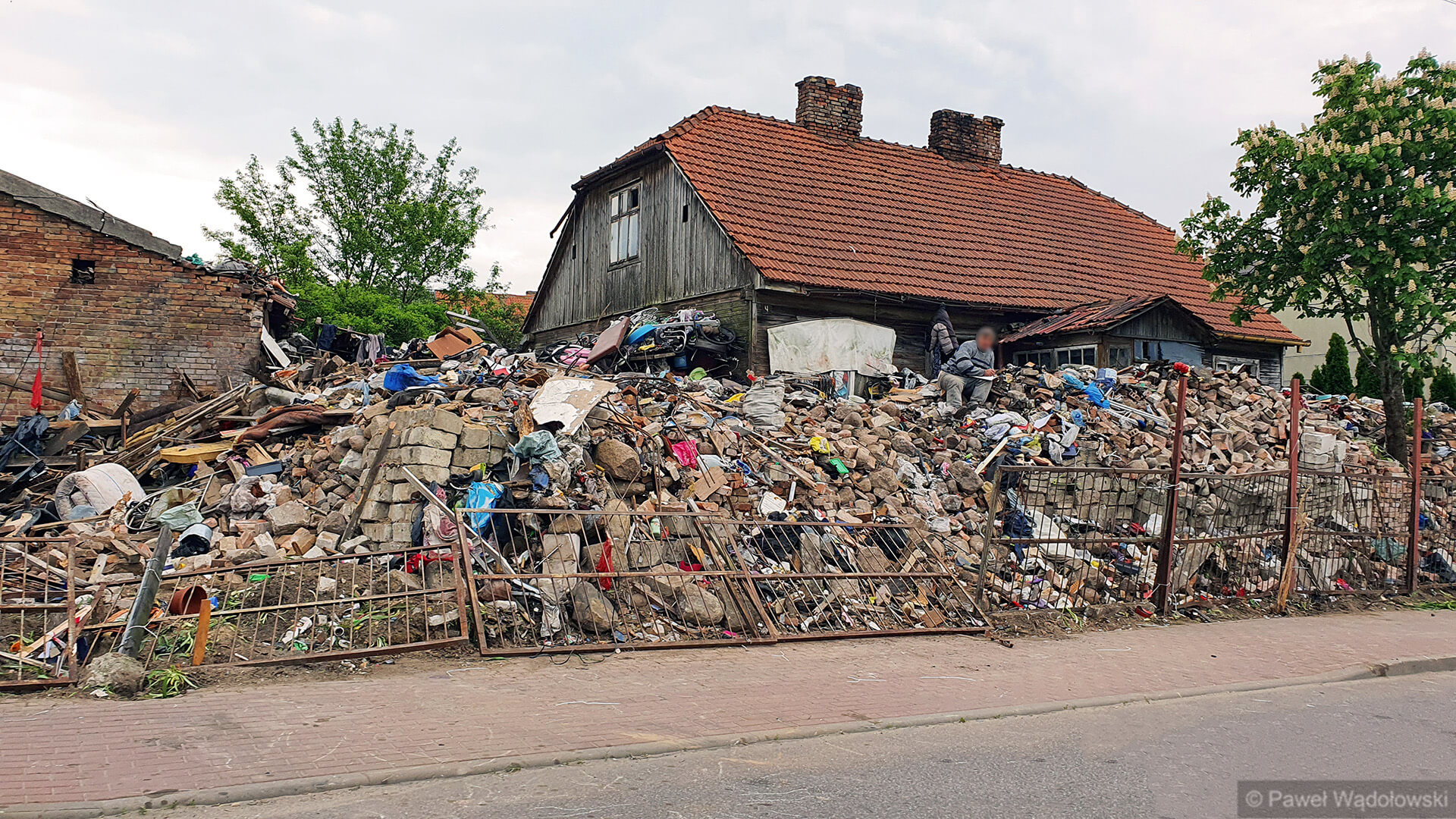 Z posesji w Piątnicy wywieziono 80 ton śmieci, ale wciąż jest tam góra odpadów [wideo]