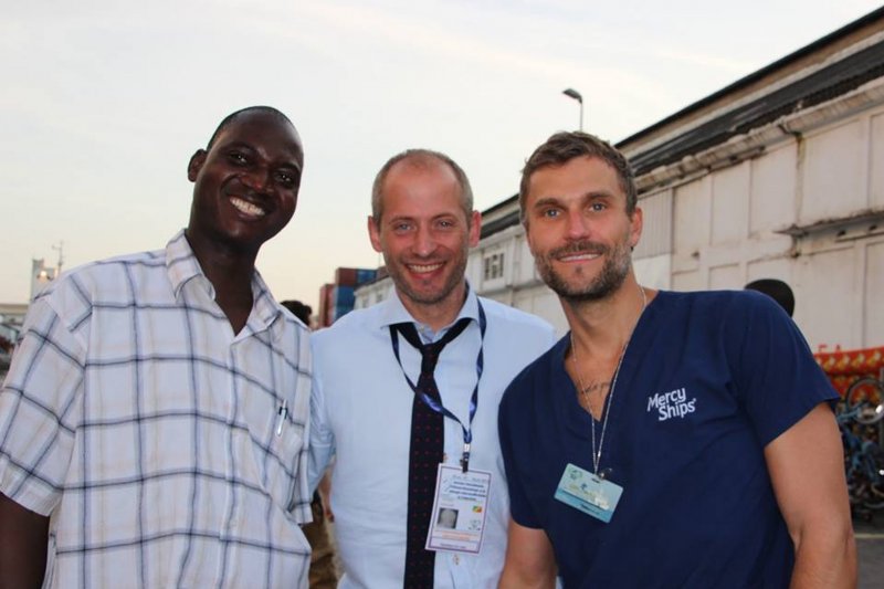 Pływa i ratuje życie – lekarz z Białegostoku pomaga ubogim mieszkańcom Afryki na szpitalnym statku