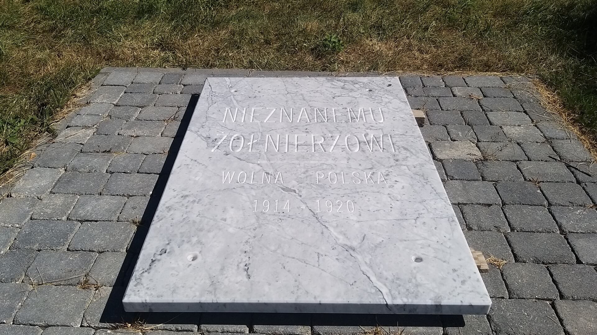 Marmurowa tablica poświęcona nieznanemu żołnierzowi będzie zamontowana w Supraślu