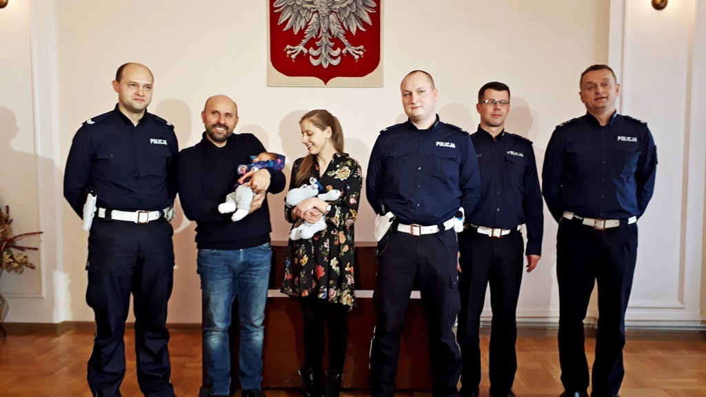 Mieli dostać mandat za wykroczenie – skończyło się na policyjnej eskorcie na porodówkę