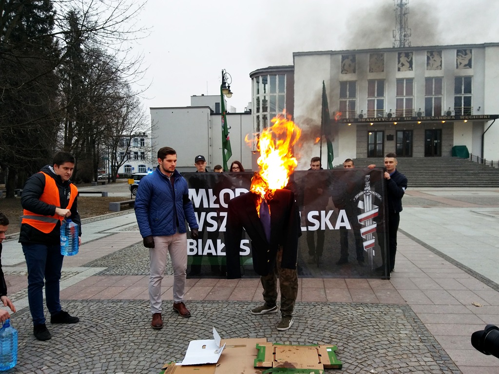Młodzież Wszechpolska tłumaczy się ze spalenia kukły Ryszarda Petru