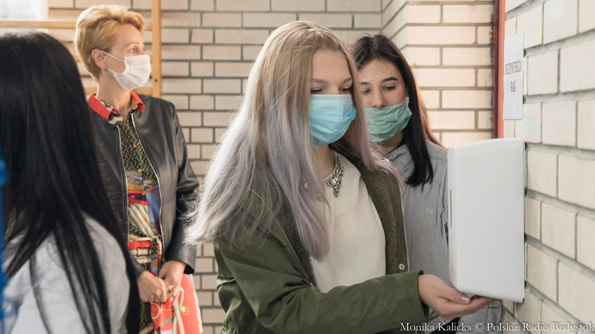 Za uczniami i nauczycielami pierwsze dni po powrocie do szkół w warunkach epidemii