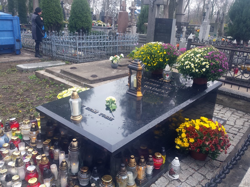 Suwalczanie odwiedzają groby osób ważnych dla społeczności