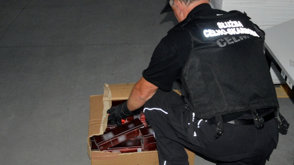 Zamiast mrożonek i ryb były nielegalne papierosy - przemyt w Budzisku [wideo]