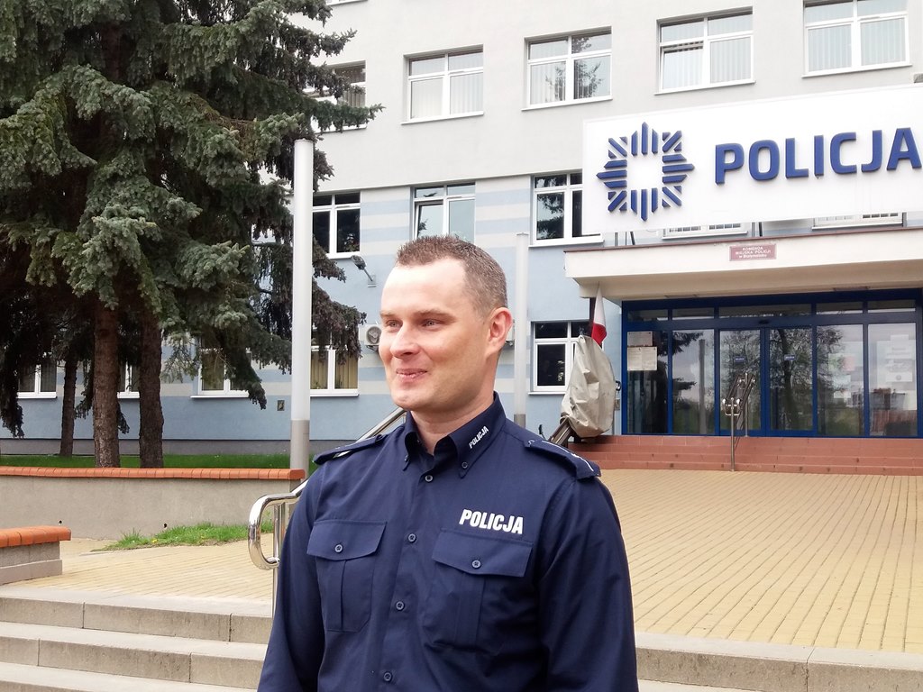 Karetka z rodzącą kobietą utknęła na zalanej ulicy – na pomoc przyjechali białostoccy policjanci