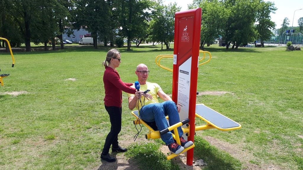 Ćwiczenia na siłowni profesjonalnej i pod chmurką  - eksperyment dziennikarzy Radia Białystok